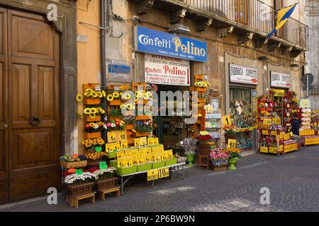 Sulmona, L`Aquila, Italien - 25. August 2022: Ein Geschäft, das Confetto di Sulmona verkauft, eine typische süße Spezialität der Stadt Sulmona in Italien. Stockfoto